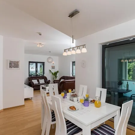 Апартаменты Clouds - Two Bedroom With Balcony And City View Дубровник